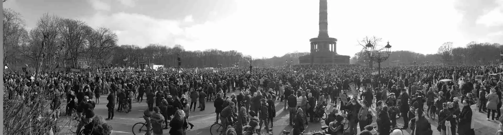 Foto von einer Antikriegsdemonstration in Berlin mit hunderten Teilnehmenden. 