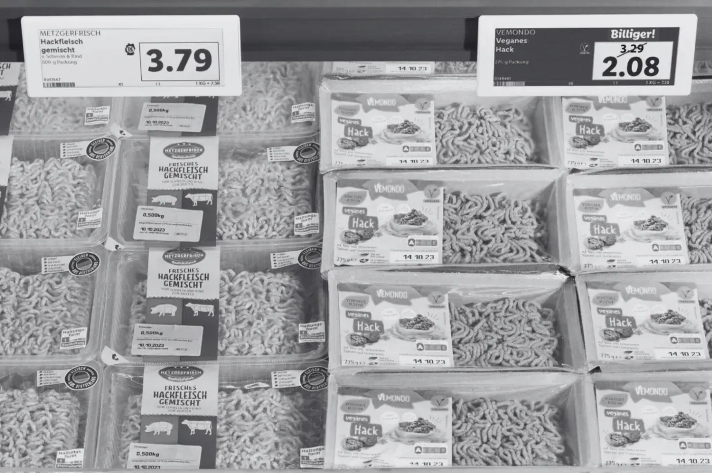 Pflanzliche Fleischersatzprodukte neben teurerem Fleisch im Supermarktregal bei Lidl