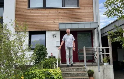 Cord Steinbeck-Behrens steht vor seinem Haus