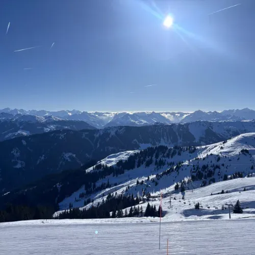 Panoramablick über eine verschneite Berglandschaft bei Sonnenschein
