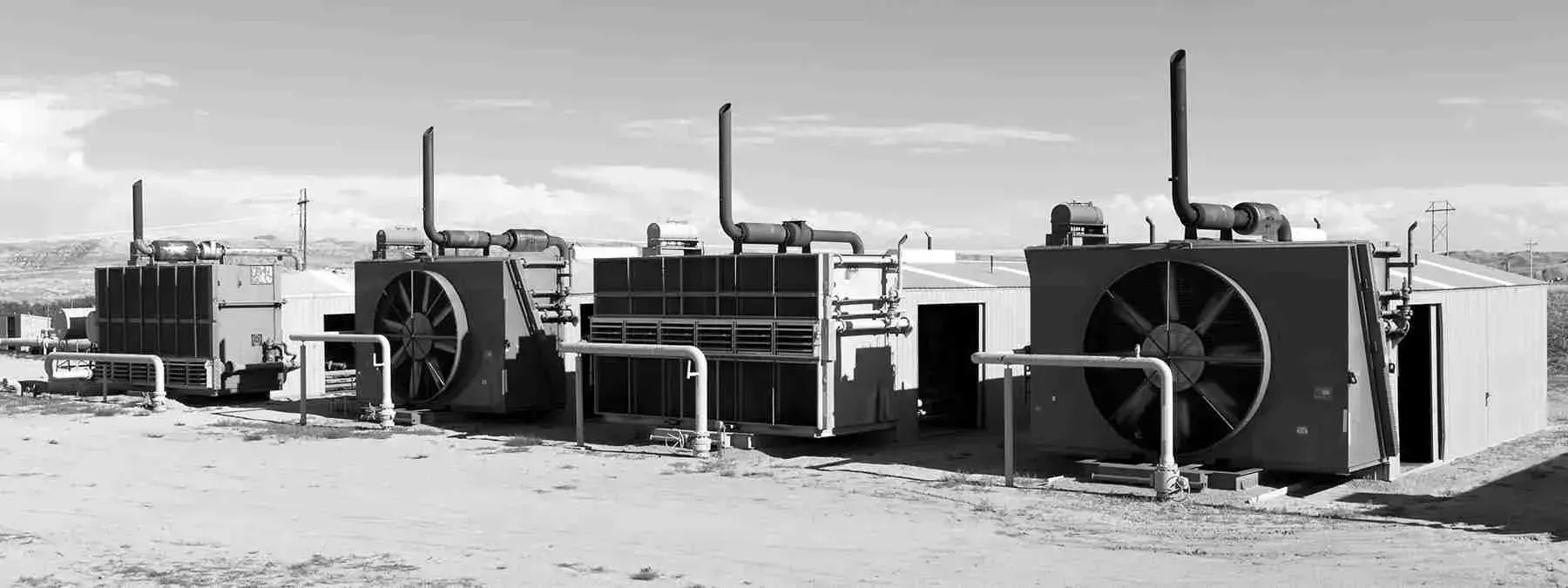 Industrieanlage zur Öl- und Gasverarbeitung mit großen Ventilatoren