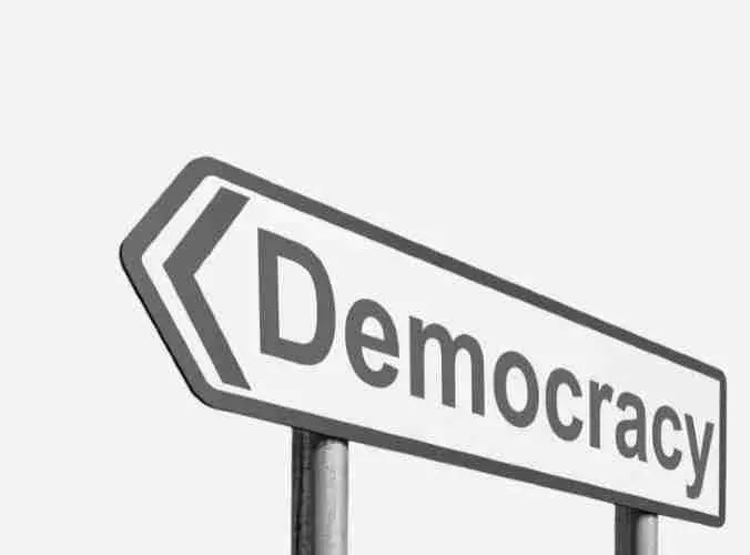 Ein Straßenschild mit der Aufschrift „Democracy“