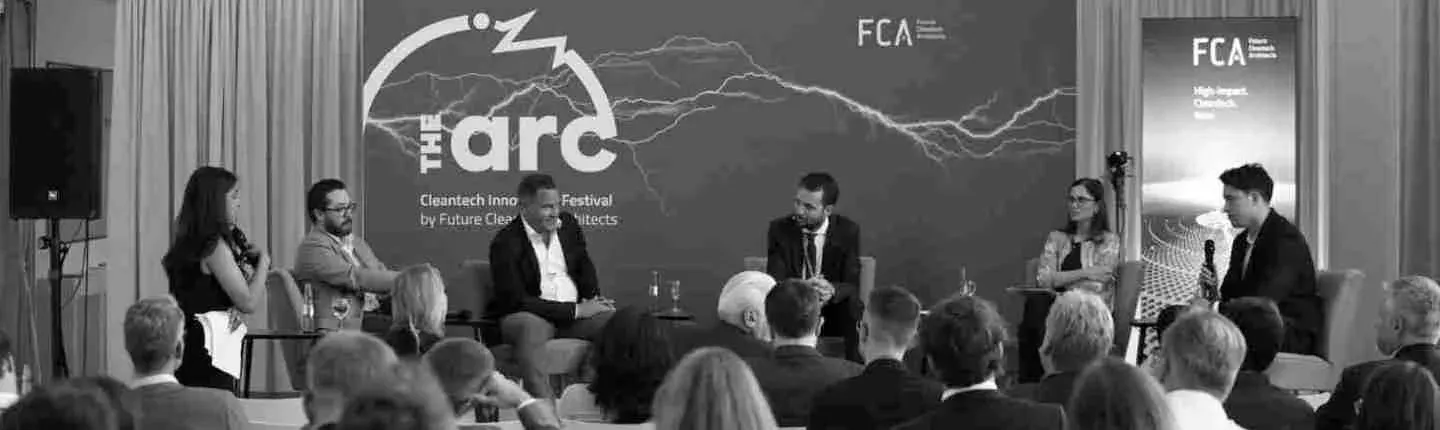 Aufnahme von einer Konferenz von FCA. 6 Leute sitzen auf der Bühne. Vor ihnen sitzen Zuschauer im Publikum.