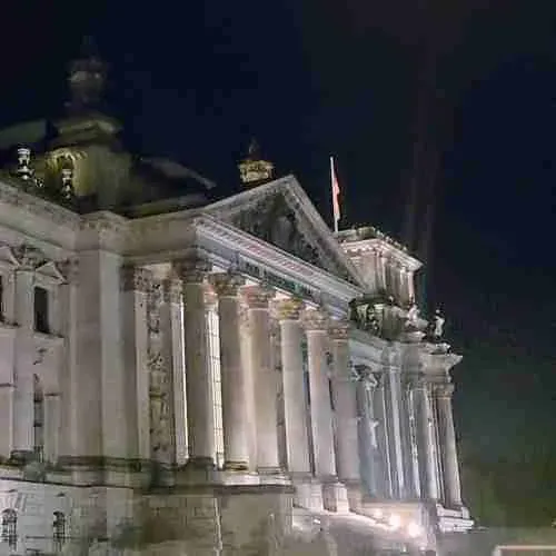 Der Reichstag in Berlin, nachts beleuchtet
