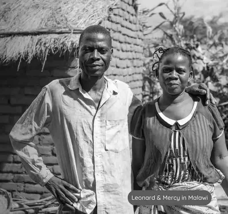 Mercy und Leonard, zwei GiveDirectly-Empfänger in Malawi, vor ihrem Hause
