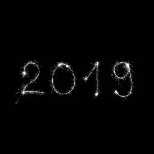Die Zahl 2019 aus Wunderkerzen geschrieben
