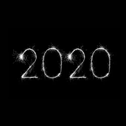 Die Zahl 2020 aus Wunderkerzen-Schriftzug vor schwarzem Hintergrund