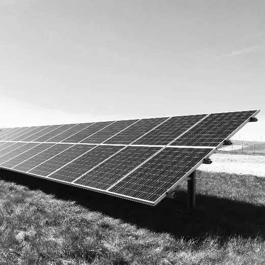 Ein Solarpark unter freiem Himmel