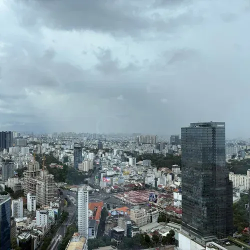 Blick über die Skyline einer asiatischen Großstadt unter bewölktem Himmel
