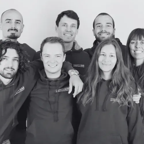 Das Team von Charity Entrepreneurship in Hoodies der Organisation