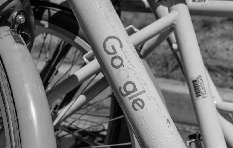 Google-Logo auf einem der bunten Firmenfahrräder auf dem Google-Campus