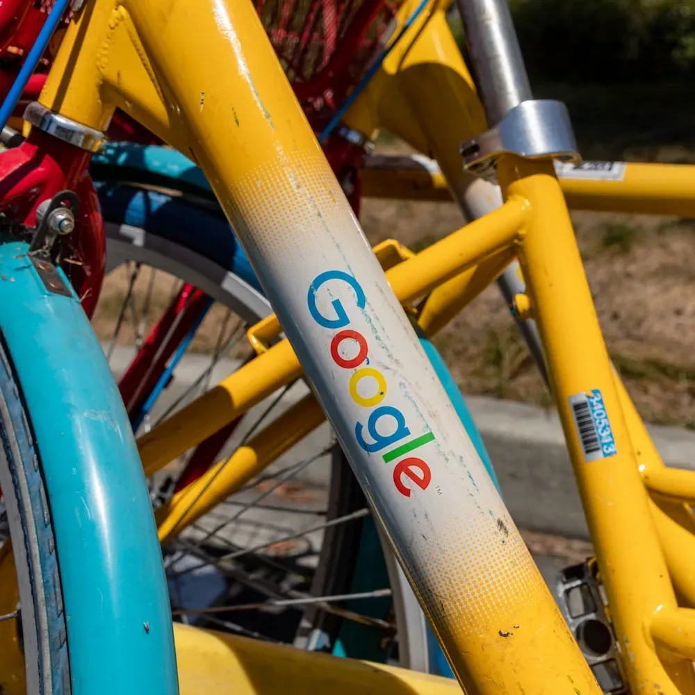 Google-Logo auf einem der bunten Firmenfahrräder auf dem Google-Campus