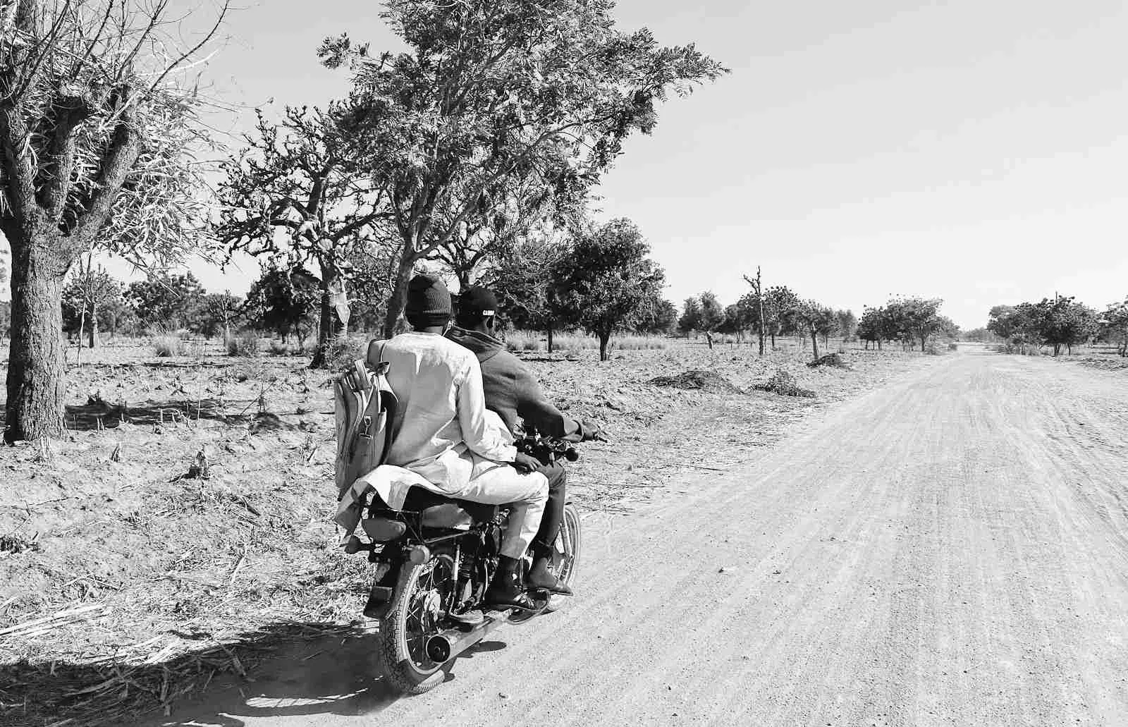 Nach seiner Ankunft in Zogarawa fährt Idris mit dem Motorrad zum Altini Health Post.