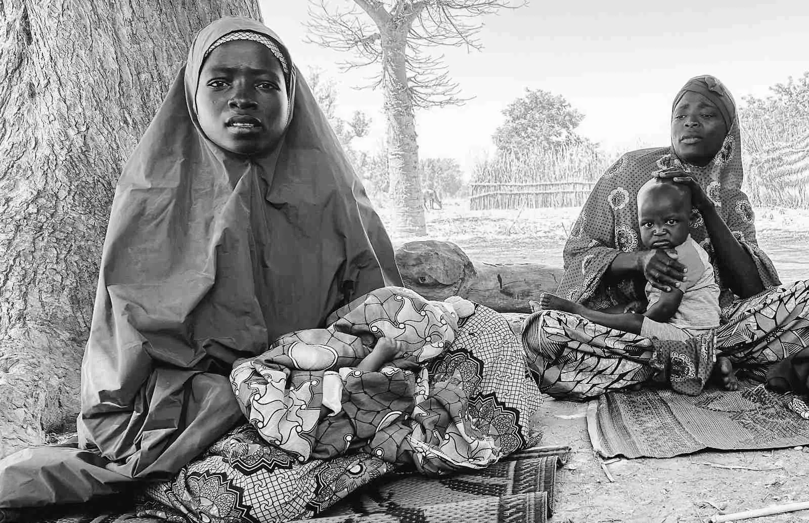 Alawiyya Amadu, 20 (links), hält ihr drei Wochen altes Kind, Aliyu.