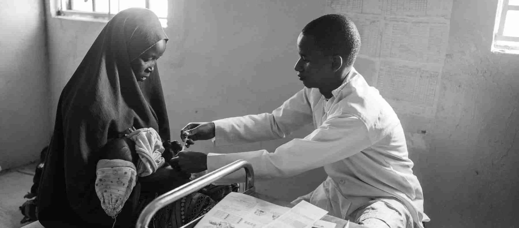 Marawiya mit ihrem Baby Mustapha in der Impfklinik in Nigeria
