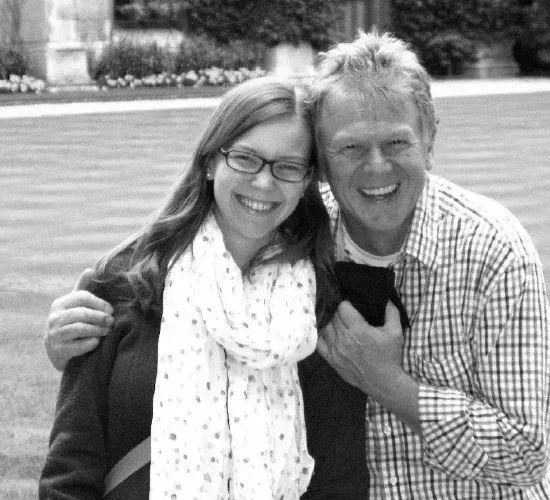 Nina Friedrich lächelt neben einem Mann vor einem Colleg-Gebäude in Cambridge