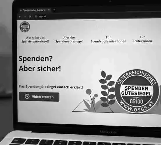 Laptop-Bildschirm zeigt die Website des Österreichischen Spendengütesiegels mit dem Siegel-Logo