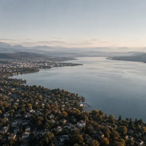 Luftaufnahme des Zürichsees mit Stadt und Alpenpanorama
