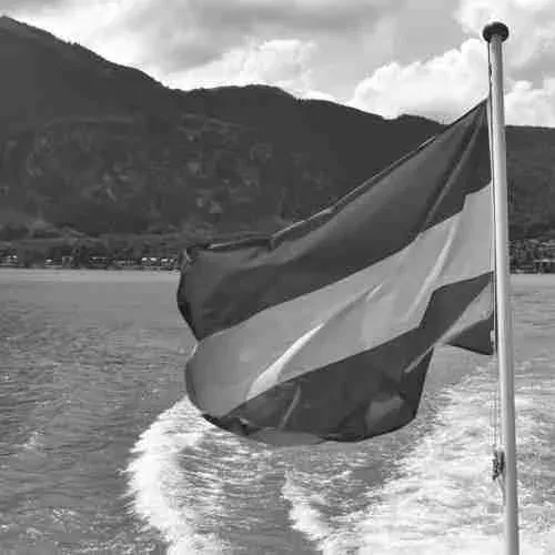 Österreichische Flagge weht an einem Schiff über dem Wasser