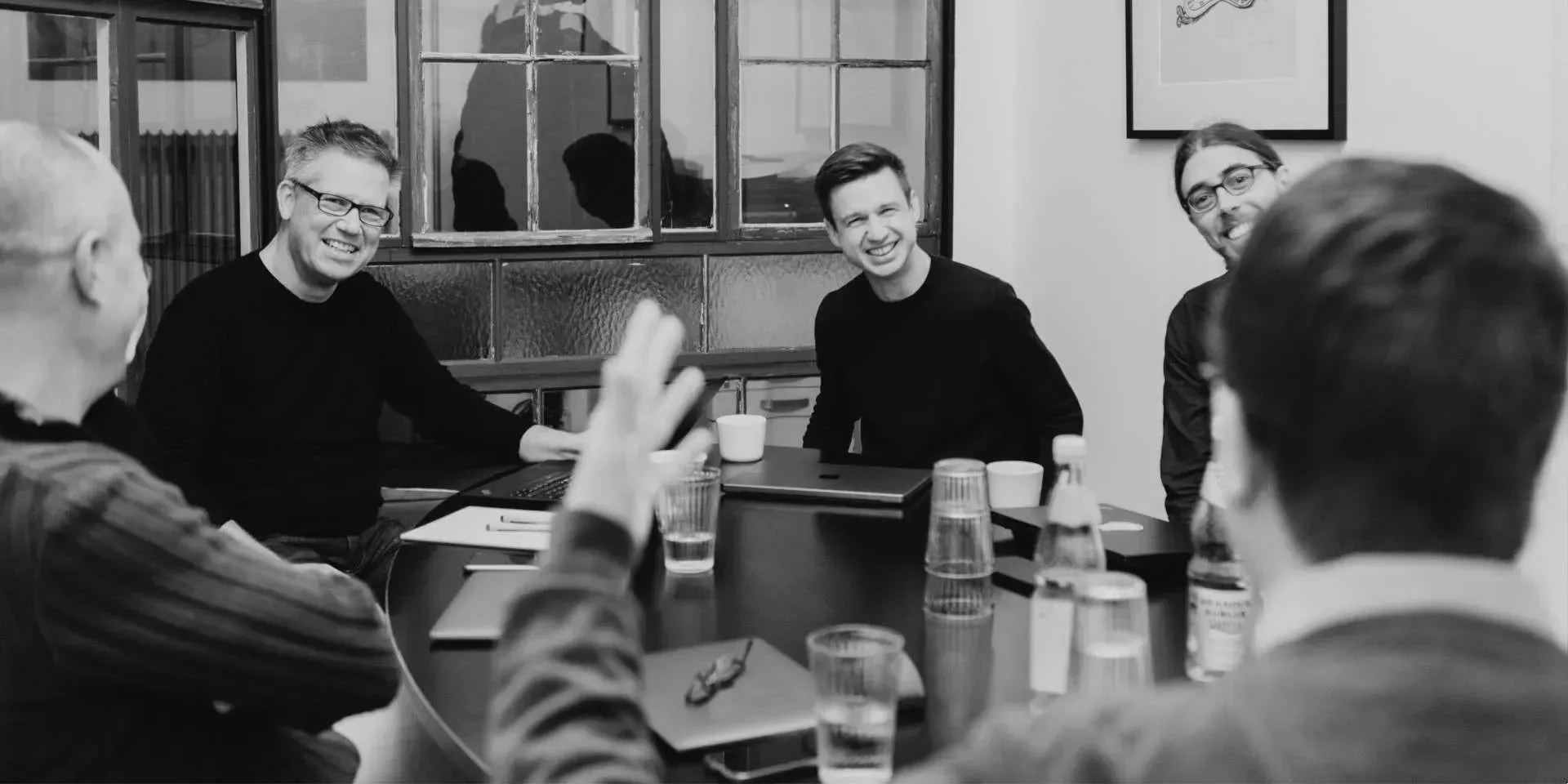 The Effektiv Spenden team in a relaxed conversation around a table