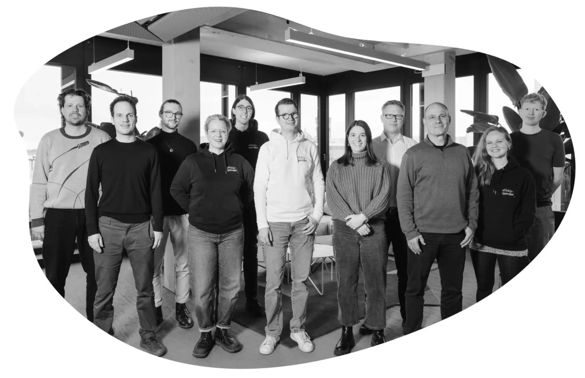 Black-and-white group photo of the Effektiv Spenden team in the office
