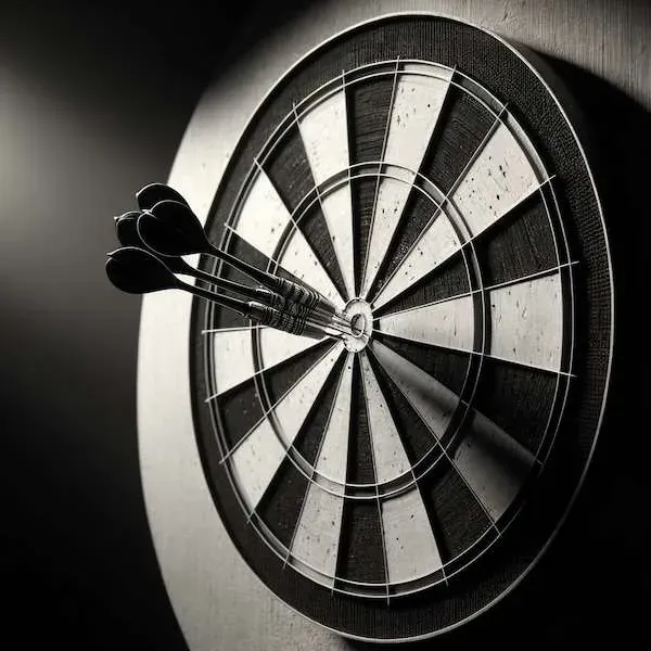 Schwarz-Weiß-Bild einer Dartscheibe mit 4 Dart-Pfeilen