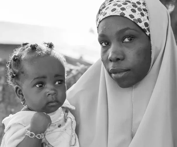 Eine Mutter in Nigeria mit ihrem Kleinkind auf dem Arm