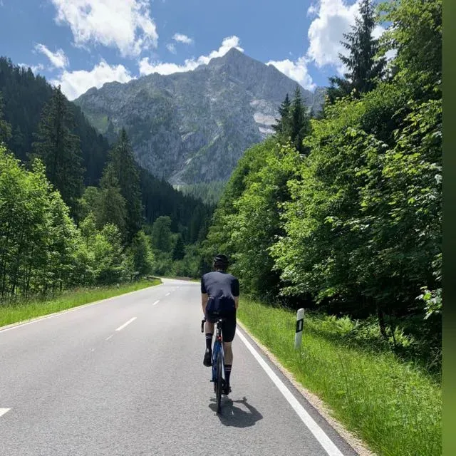 Radfahrer auf einer Straße durch die Berge