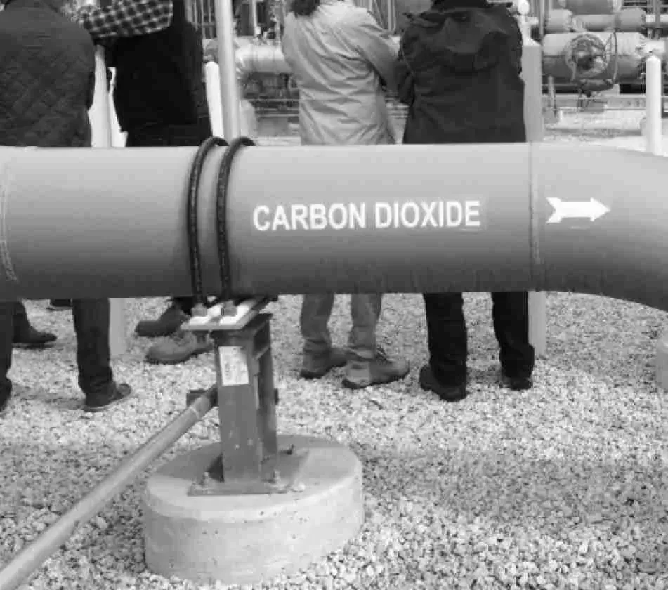 Eine Pipeline mit der Aufschrift „Carbon Dioxide“ auf einem Industriegelände