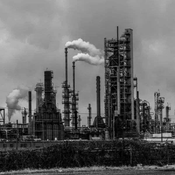 Industrieanlage mit rauchenden Schornsteinen