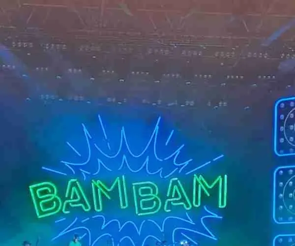 Konzertbühne mit Leuchtschrift „Bam Bam“