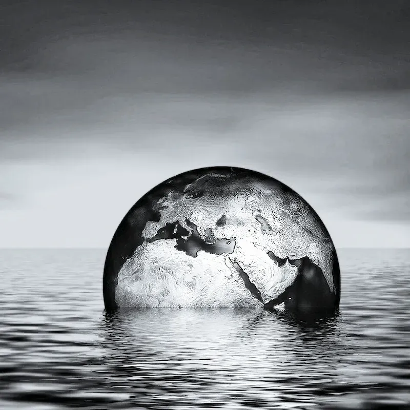 Die Erde ragt wie ein sinkender Ball aus dem Meer