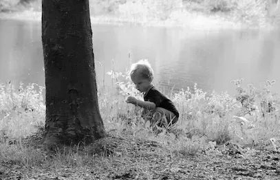 Ein kleines Kind in der Natur