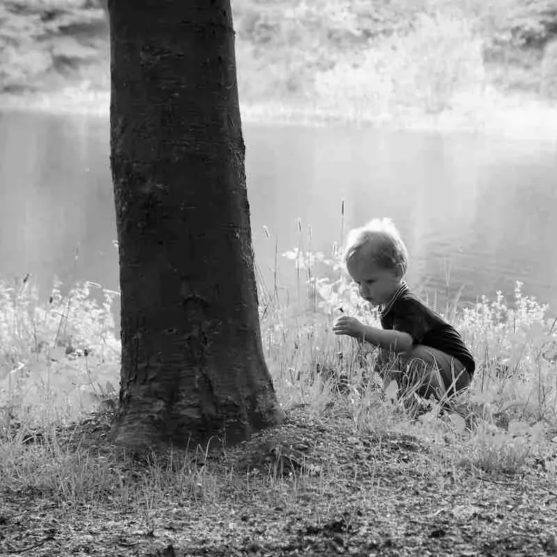 Ein kleines Kind in der Natur