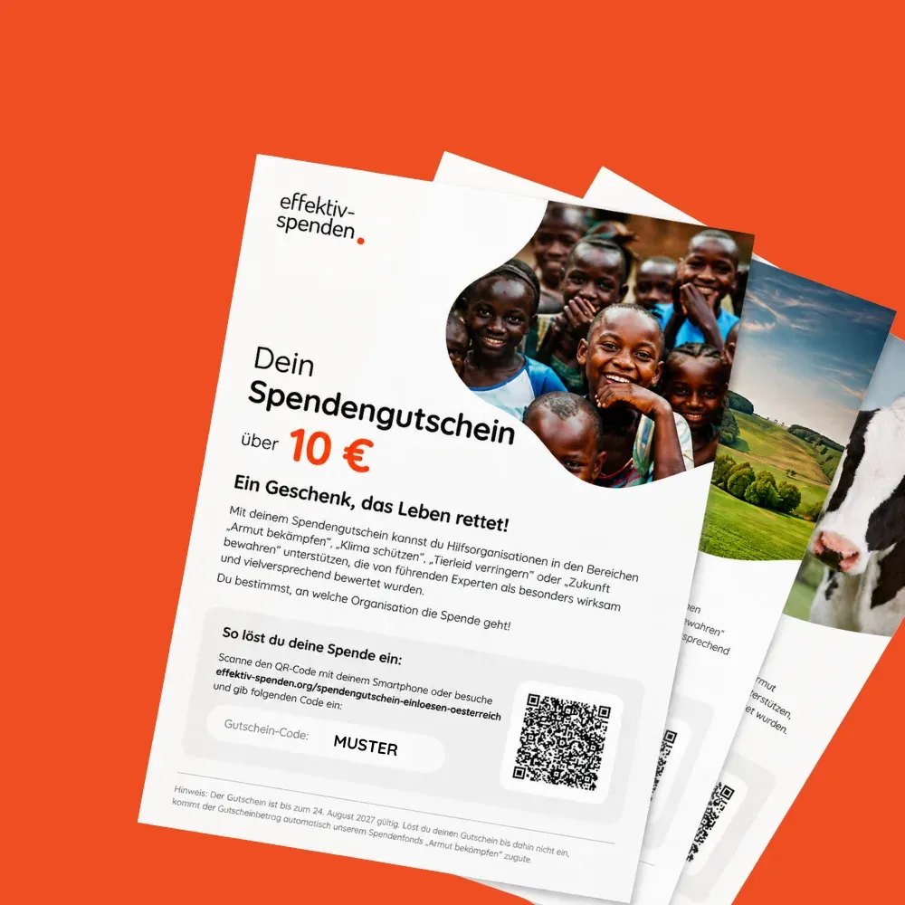 Gedruckte Spendengutscheine über 10 € mit lachenden Kindern und QR-Code zum Einlösen