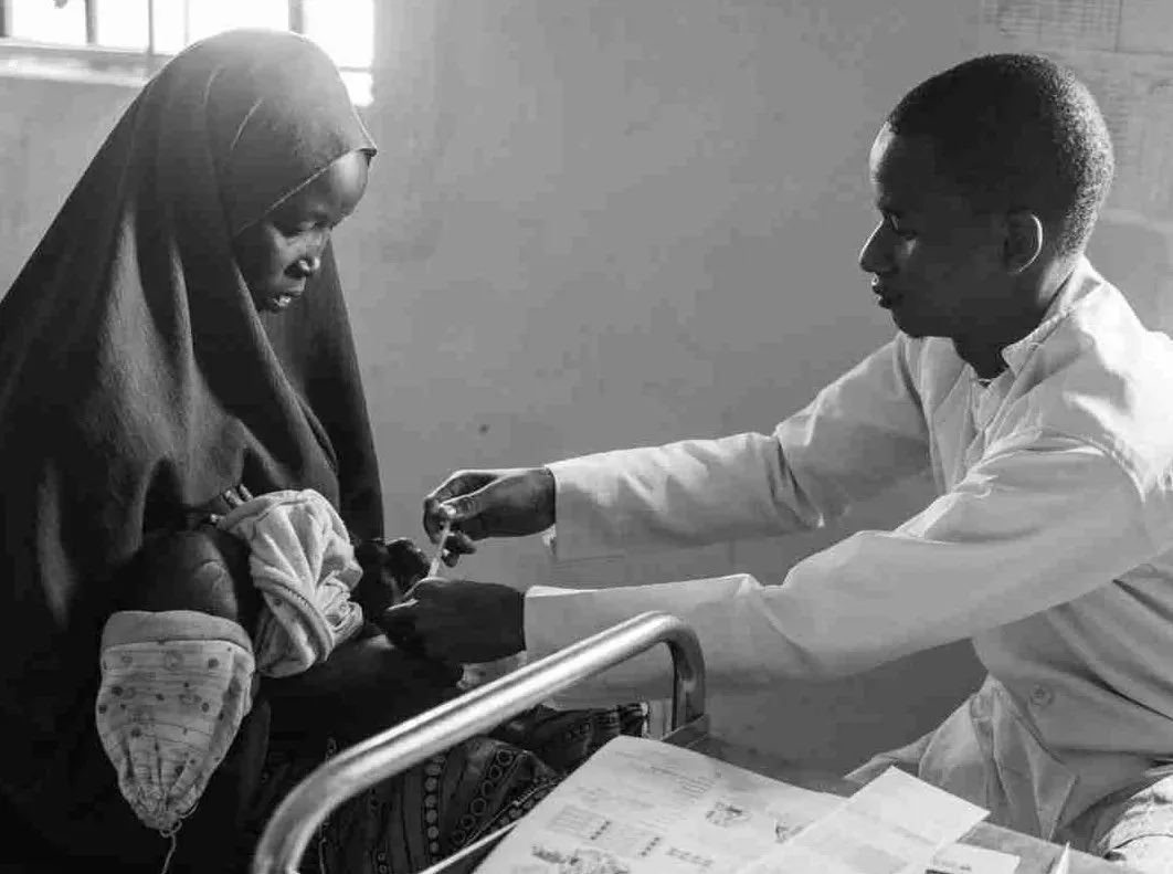 Marawiya mit ihrem Baby Mustapha in der Impfklinik in Nigeria